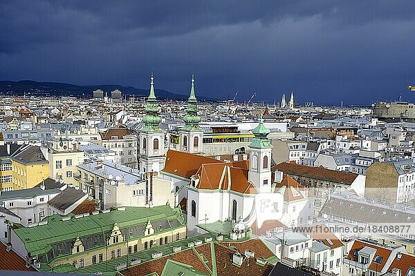 Kirche Maria Hilf  Regenwolken  dunkle Wolken über Wien  Aussicht vom Haus des Meeres  Wien  Österreich  Europa