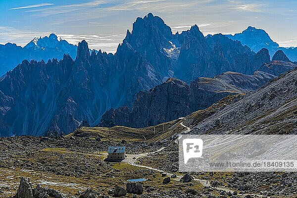 Lavaredohütte  hinten die Gipfel der Cadini di Misurina  Dolomiten  Südtirol  Italien  Europa