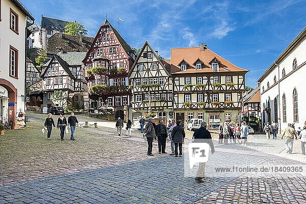 Die Altstadt von Miltenberg mit dem Marktplatz und dem Marktbrunnen  Miltenberg  Bayern  Deutschland  Europa