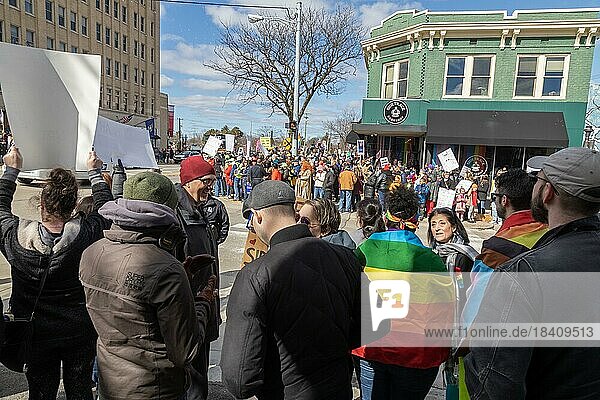 Royal Oak  Michigan USA  11. März 2023  Eine kleine Gruppe konservativer Republikaner  die gegen die Drag Queen Story Hour des Sidetrack Bookshops protestierten  wurden von Hunderten von Gegendemonstranten  die die LGBTQ Gemeinschaft unterstützten  zahlenmäßig übertroffen