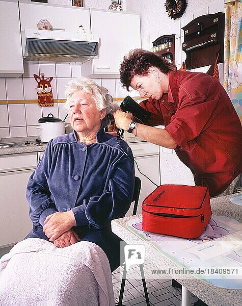 Ambulanter Pflegedienst einer Nachbarin  hier am 5.3.1997 in Iserlohn  an einer Seniorin  DEU  Deutschland  Europa