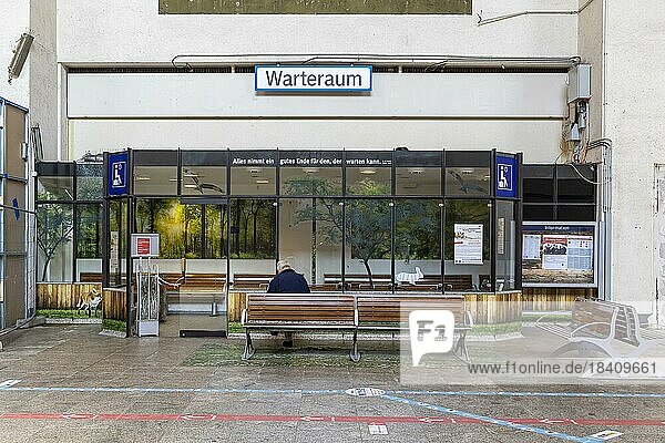 Tristesse im Hauptbahnhof wegen Bauprojekt Stuttgart 21  S21  Warteraum. Der denkmalgeschützte Bonatzbau wird für 250 Millionen Euro generalsaniert  alle Serviceinrichtungen für Reisende sind geschlossen. Leuchtreklame und Werbung sind entfernt. Stuttgart  Baden-Württemberg  Deutschland  Europa