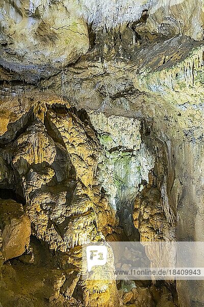 Bärenhöhle  mit jährlich etwa 80000 Besuchern ist die Tropfsteinhöhle die meistbesuchte Schauhöhle der Schwäbischen Alb  Sonnenbühl  Baden-Württemberg  Deutschland  Europa