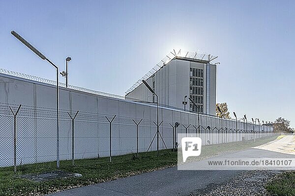 Justizvollzugsanstalt Stammheim  Außenansicht des Gefängnis mit Gefängnismauer  Stuttgart  Baden-Württemberg  Deutschland  Europa