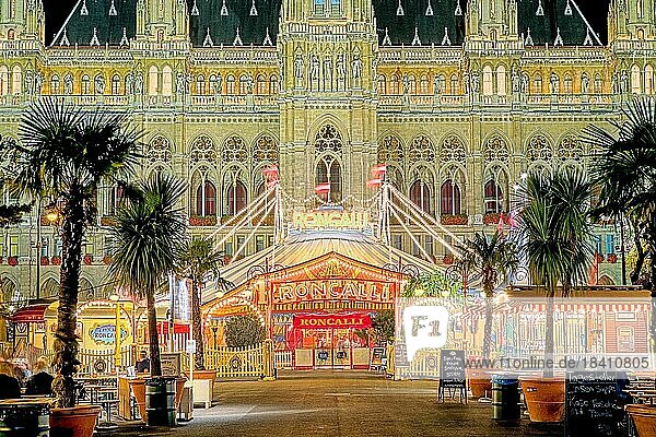 Zirkus Roncalli beleuchtet vor Rathaus Wien Österreich