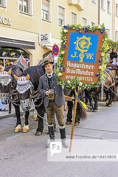 Aufstellung zum Festzug  Einzug der Wiesnwirte  Trachtler mit Bierkrug und Motivtafel der Augustinerbrauerei  Oktoberfest  München  Oberbayern  Bayern  Deutschland  Europa
