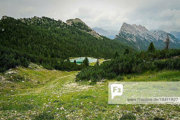 Schöner Blick vom Gipfel auf die umliegenden Gipfel und das darunter liegende Dorf. Dolomiten  Italien  Dolomiten  Italien  Europa