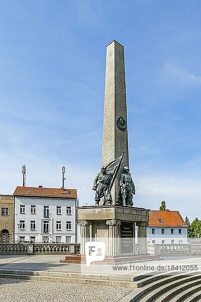 Sowjetisches Ehrenmal mit Bronzefiguren von russischen Soldaten und Obelisk  Bandenburg an der Havel  Brandenburg  Deutschland  Europa