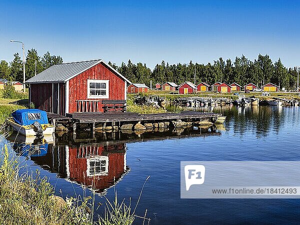 Rote Bootshäuser im Fischereihafen Svedjehamn  Idylle an der Ostseeküste  Björköby  Korsholm  Mustasaari  Naturreservat Kvarken Archipel  UNESCO-Welterbestätte  Österbotten  Finnland  Europa