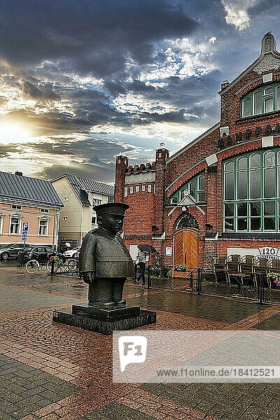 Toripolliisi  Marktpolizist  Statue aus Bronze auf dem Marktplatz  Bildhauer Kaarlo Mikkonen  Oulu  Nordösterbotten  Finnland  Europa