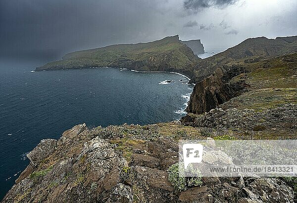 Felszunge  Küstenlandschaft  Steilklippen und Meer  zerklüftete Küste mit Felsformationen  Kap Ponta de São Lourenço  Madeira  Portugal  Europa