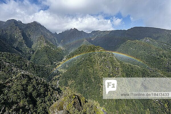 Regenbogen vor Bergen  Miradouro dos Balcões  Bergtal Ribeira da Metade und das Zentralgebirge  Madeira  Portugal  Europa