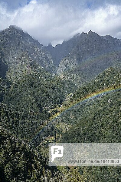 Regenbogen in den Bergen  Miradouro dos Balcões  Bergtal Ribeira da Metade und das Zentralgebirge  Madeira  Portugal  Europa