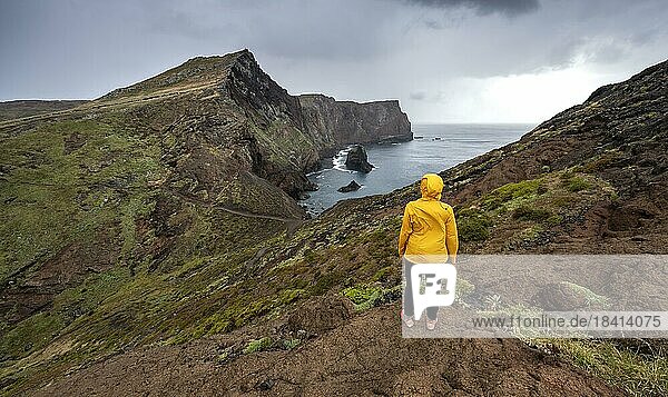 Wanderin  Küstenlandschaft  Steilklippen und Meer  zerklüftete Küste mit Felsformationen  Kap Ponta de São Lourenço  Madeira  Portugal  Europa