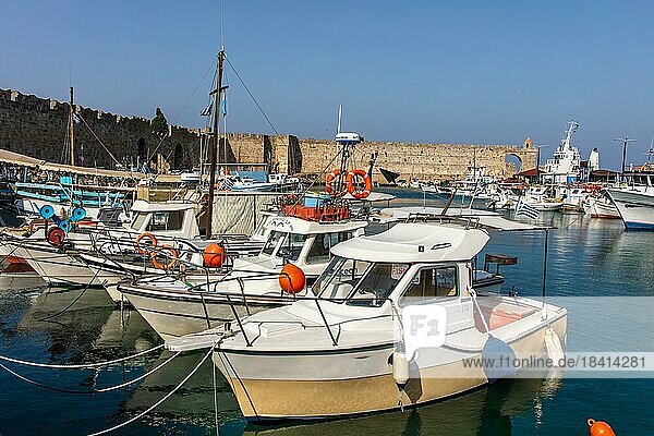 Mandraki Hafen  Rhodos-Stadt  Griechenland  Europa