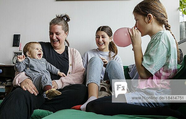 Frau mit drei Töchtern.  Bonn  Deutschland  Europa