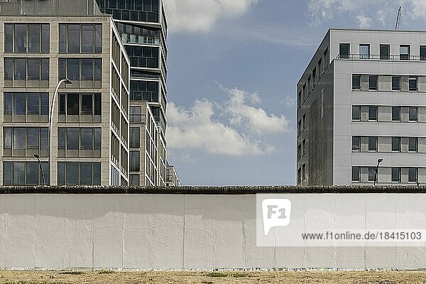 Die Berliner Mauer zeichnet sich ab vor neu gebauten Häusern an der East Side Gallery in Berlin  26.06.2022.  Berlin  Deutschland  Europa