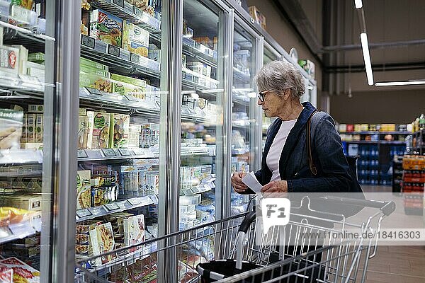 Älter Frau kauft im Supermakt ein. Radevormwald  Deutschland  Europa