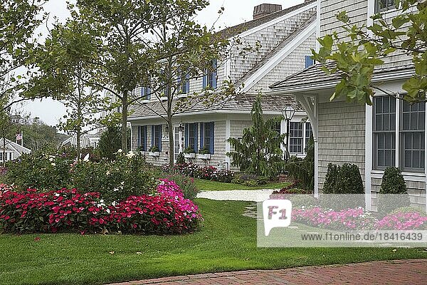Wohnhaus mit Blumengarten  Küstenarchitektur  Cape Cod  Massachusetts  USA  Nordamerika