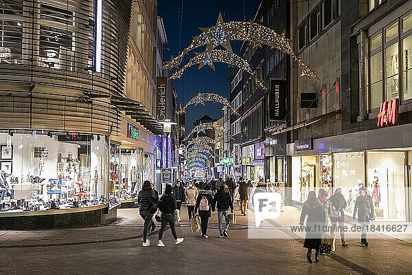 Fußgängerzone Limbecker Straße zur Vorweihnachtszeit in Essen während der Coronavirus-Pandemie  Essen  Nordrhein-Westfalen  Deutschland  Europa