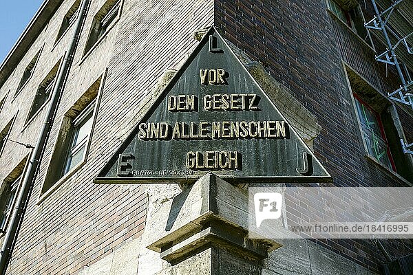 Polizeipräsidium Düsseldorf  mit der Inschrift am ehemaligen Haupteingang: Vor dem Gesetz sind alle Menschen gleich  Düsseldorf  Nordrhein-Westfalen  Deutschland  Europa