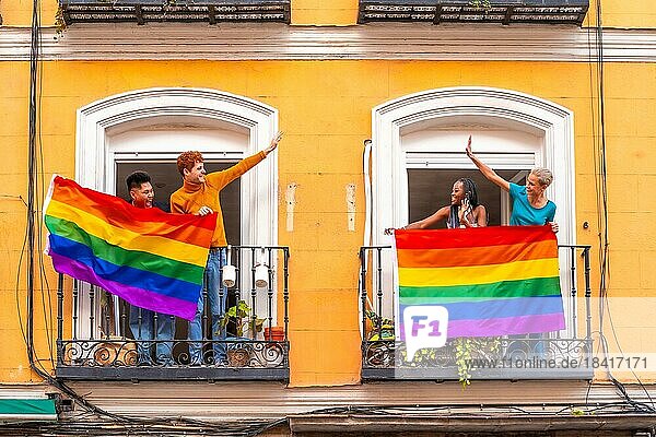 Paare von schwulen Jungen und lesbischen Mädchen mit der lgtb Fahne auf den Balkonen bei einer Hausparty  die Freunde begrüßen