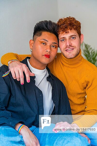 Porträt der schönen Homosexuell Paar in Make up  lächelnd drinnen zu Hause  lgbt Konzept