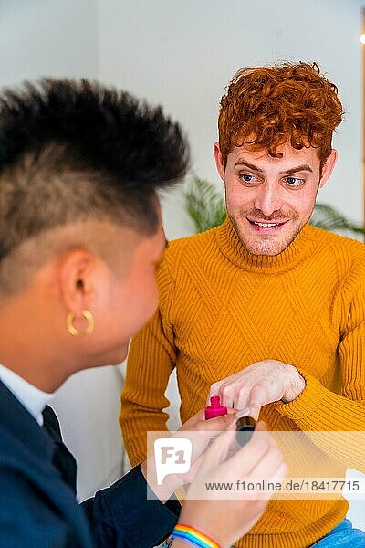 Schöne Homosexuell Paar setzen auf Make up  Nägel lackieren romantisch drinnen zu Hause sein  lgbt Konzept