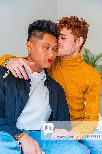 Porträt der schönen Homosexuell Paar Make up und küssen  lächelnd drinnen zu Hause  lgbt Konzept