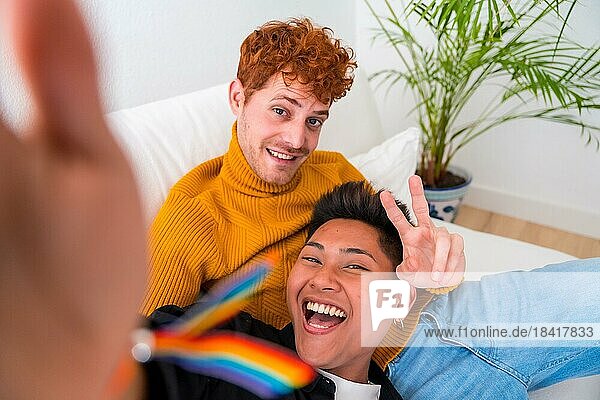 Schöne Homosexuelles Paar romantisch zu Hause auf dem Sofa  Homosexuelles Paar  die selfie und machen Sieg Zeichen  lgbt Konzept