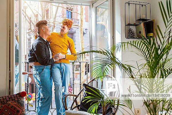 Schöne Homosexuell Paar wird romantisch durch das Fenster halten sich gegenseitig  lgbt Konzept
