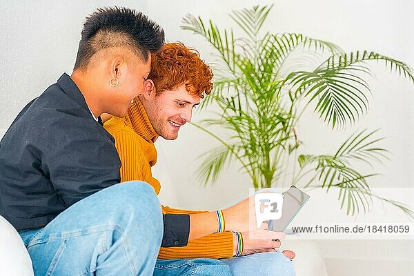 Schöne Homosexuell Paar romantisch auf dem Sofa umarmen  lgbt Konzept  tun Onlineshopping