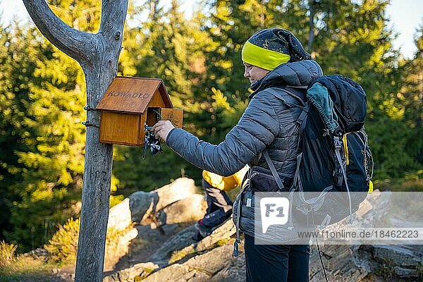 Die Frau nimmt einen Stempel  um die Schönheit des Berggipfels zu verewigen. Polnische Berge  Polen  Europa