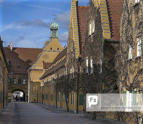 Wohnhäuser mit der St. Markus Kirche in der Jakob Fugger Siedlung  älteste Sozialsiedlung der Welt  16 Jhd.  Augsburg  Bayern  Deutschland  Europa