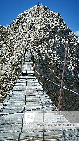 Tourist auf der Hängebrücke in Monte Cristallo  Dolomiten  Italien. Dolomiten  Italien  Dolomiten  Italien  Europa