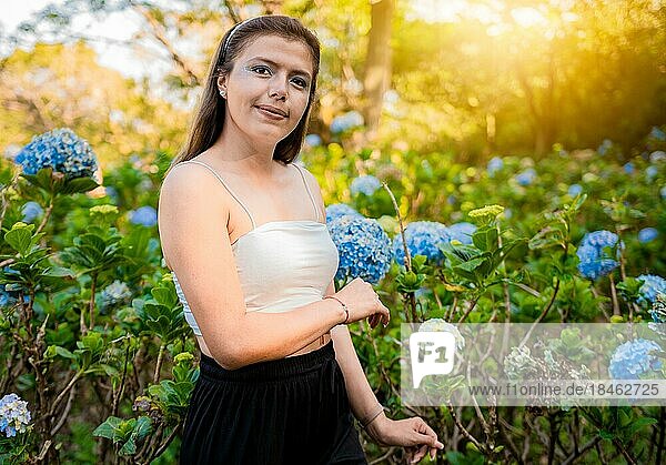 Porträt einer jungen Frau in einem Hortensienfeld. Frau in einem Hortensiengarten  Schönes Mädchen in einer natürlichen Blumengärtnerei. El Crucero  Managua  Nicaragua  Mittelamerika