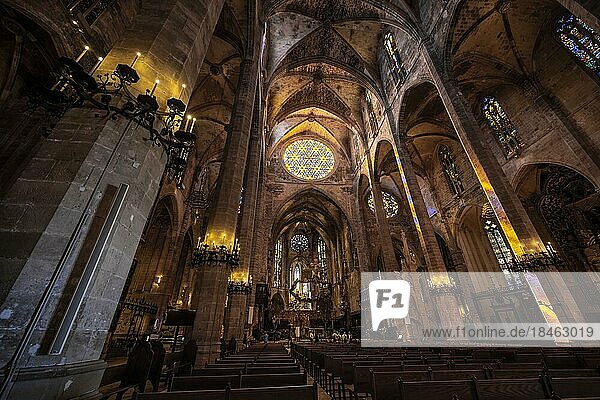 Innenaufnahme  Altrarraum der Kathedrale von Palma  Kathedrale der Heiligen Maria  Palma  Mallorca  Spanien  Europa
