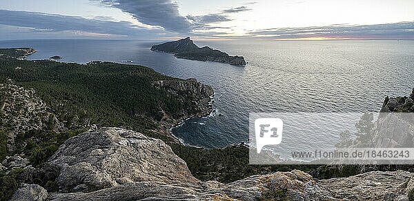 Panorama  Felsenküste mit einer Insel  Sonnenuntergang über dem Meer  Mirador Jose Sastre  Insel Sa Dragenora  Mallorca  Spanien  Europa