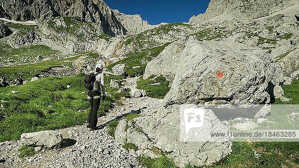 Tourist mit Ausrüstung auf einem Bergpfad in den Alpen. Zugspitzmassiv  Bayerische Alpen  Bayerische Alpen  Deutschland  Europa