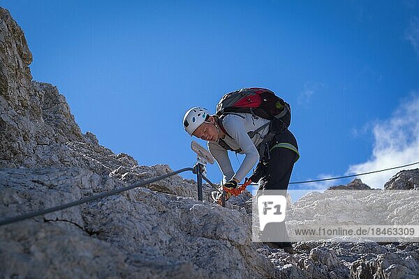 Tourist beim Überqueren des Klettersteigs mit Ausrüstung in den Dolomiten. Dolomiten  Italien  Dolomiten  Italien  Europa