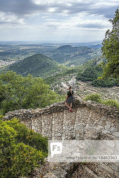 Wanderin auf dem Wanderweg zum Castell d Alaró  Puig dalaró?  Mallorca  Spanien  Europa