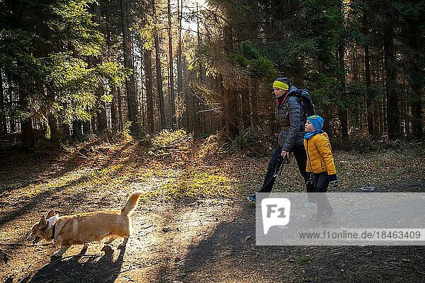 Eine Mutter mit einem Kind und einem Hund gehen auf einem Bergwanderweg spazieren. Familie verbringt Zeit. Polnische Berge  Polen  Europa