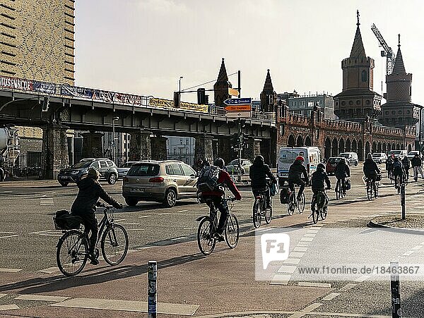 Radfahrer im Straßenverkehr  Oberbaumbrücke  Friedrichshain-Kreuzberg  Berlin  Deutschland  Europa