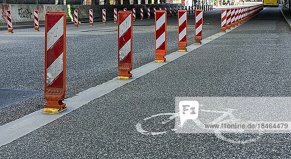 Sondernutzung im Straßenverkehr  mit Warnbaken geschützte Fahrstreifen für Radfahrer  Friedrichshain  Berlin  Deutschland  Europa