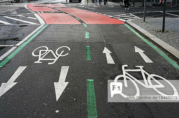 Roter Sonderfahrstreifen für Radfahrer  Charlottenstraße  Berlin-Mitte  Deutschland  Europa