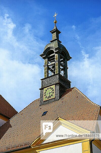 Glockenturm mit Uhr der Wallfahrtskirche vom ehemaligen Kloster Heiligkreuz von 1715  Kempten  Allgäu  Bayern  Deutschland  Europa