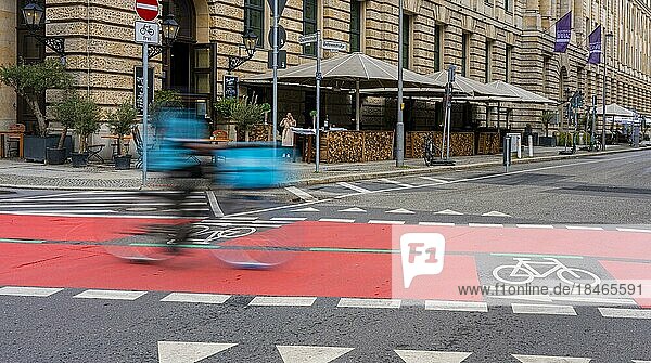 Roter Sonderfahrstreifen für Radfahrer  Charlottenstraße  Berlin-Mitte  Deutschland  Europa
