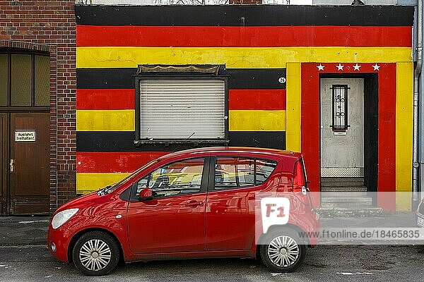 Front eines Wohnhauses in den deutschen Nationalfarben schwarz-rot-gold und 4 Sternen über der Eingangstür  Viersen  Nordrhein-Westfalen  Deutschland  Europa