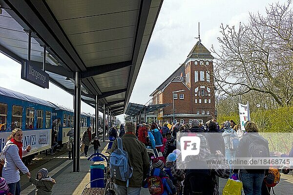 Ankunft der Touristen am Bahnhof Wangerooge  Landkreis Friesland  Deutschland  Europa