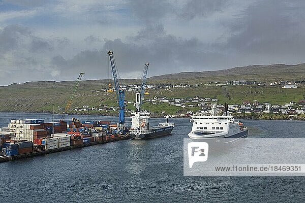 MS Smyril  Passagier und Autofähre beim Einlaufen in den Hafen  Hafen von Torshavn  Hauptstadt der Färöer Inseln  Färöer Inseln auf der Insel Streymoy